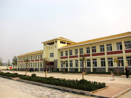 多媒體教室、圖書(shū)室、實(shí)驗室以及足球場(chǎng)