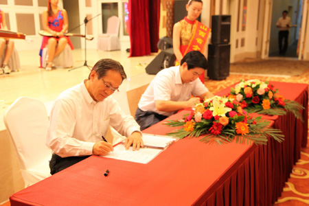 東芝中國總代表桐山輝夫同廣東省山西商會(huì )會(huì )長(cháng)、廣州大運集團董事長(cháng)遠勤山簽署合作協(xié)議書(shū)