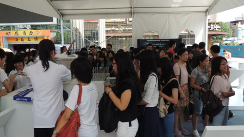 現場(chǎng)東芝展示最新科技產(chǎn)品，吸引了眾多參觀(guān)者的關(guān)注