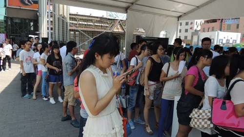 互動(dòng)游戲區人頭攢動(dòng)，大家熱情參與，長(cháng)隊一直排到場(chǎng)館外