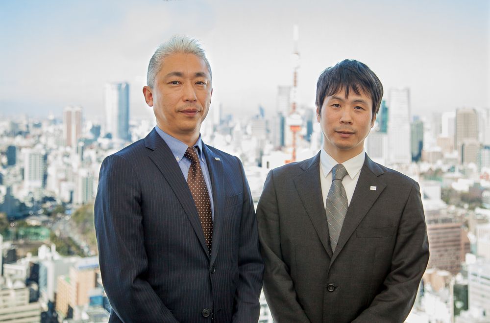 左：東芝電子元件及儲存裝置株式會(huì )社 銷(xiāo)售部門(mén) 藤森將文;右：東芝電子元件及儲存裝置株式會(huì )社 設計部門(mén) 佐藤巧 