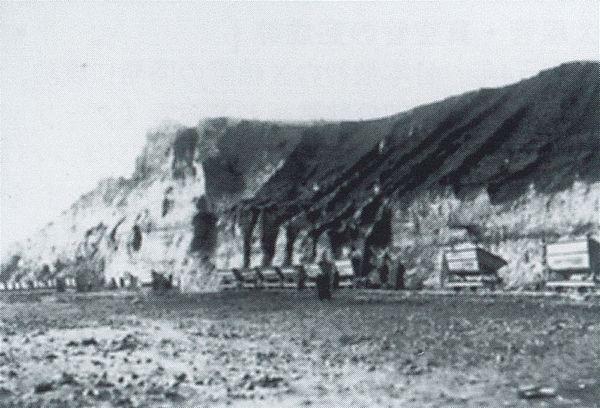 用鐵路運載沙土后堆土的情景，這是一個(gè)很大的工程。